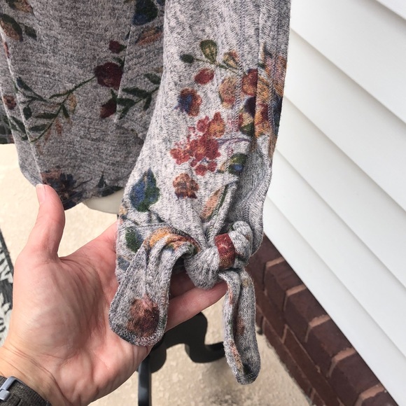 NWOT Floral Tie Sleeve Tunic - Picture 7 of 12